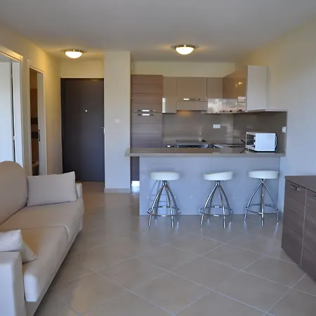 מלון דירות Salina Bay 4*